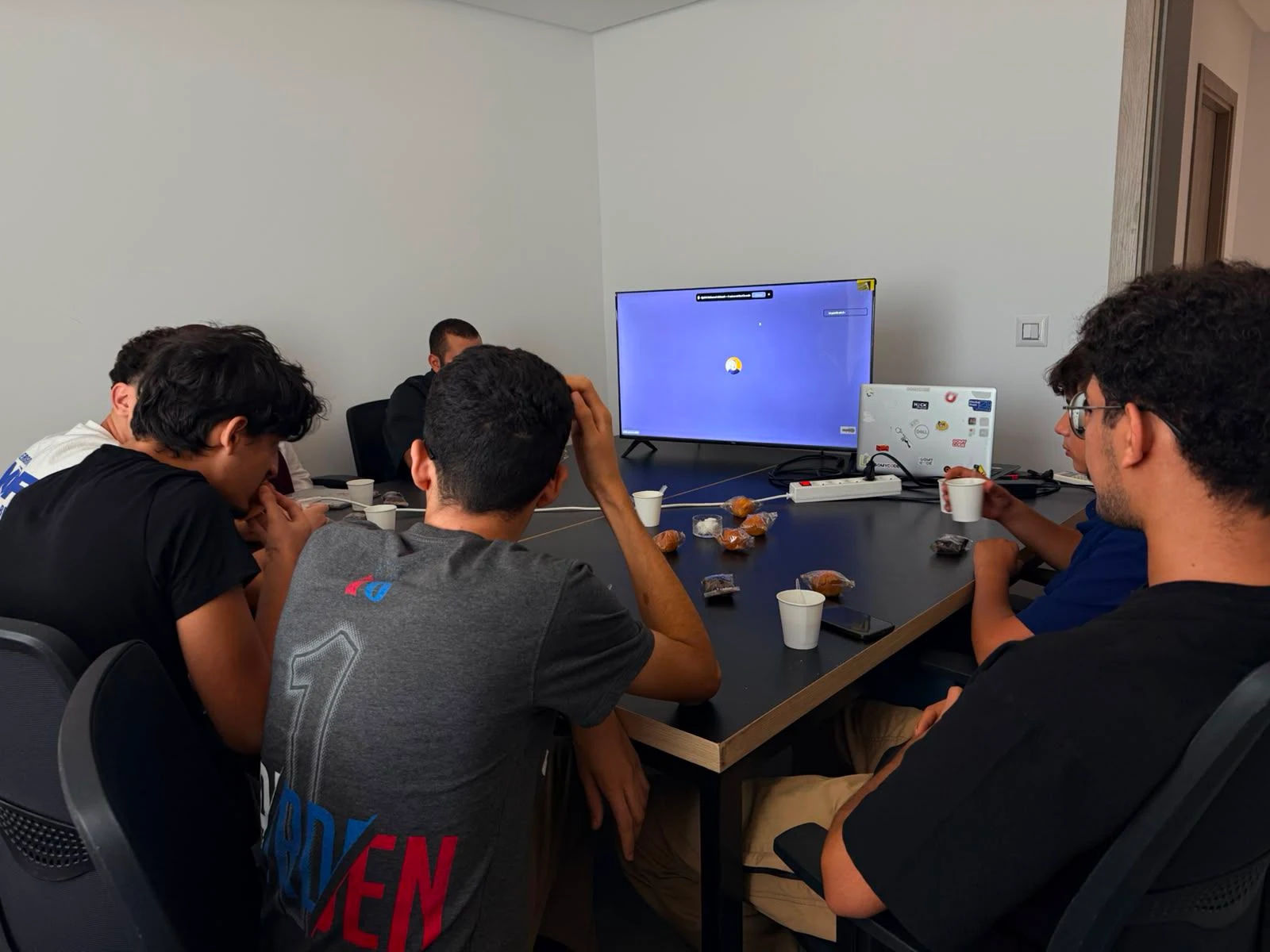 Participants gathered around the shared screen at Mégrine Hackerspace.