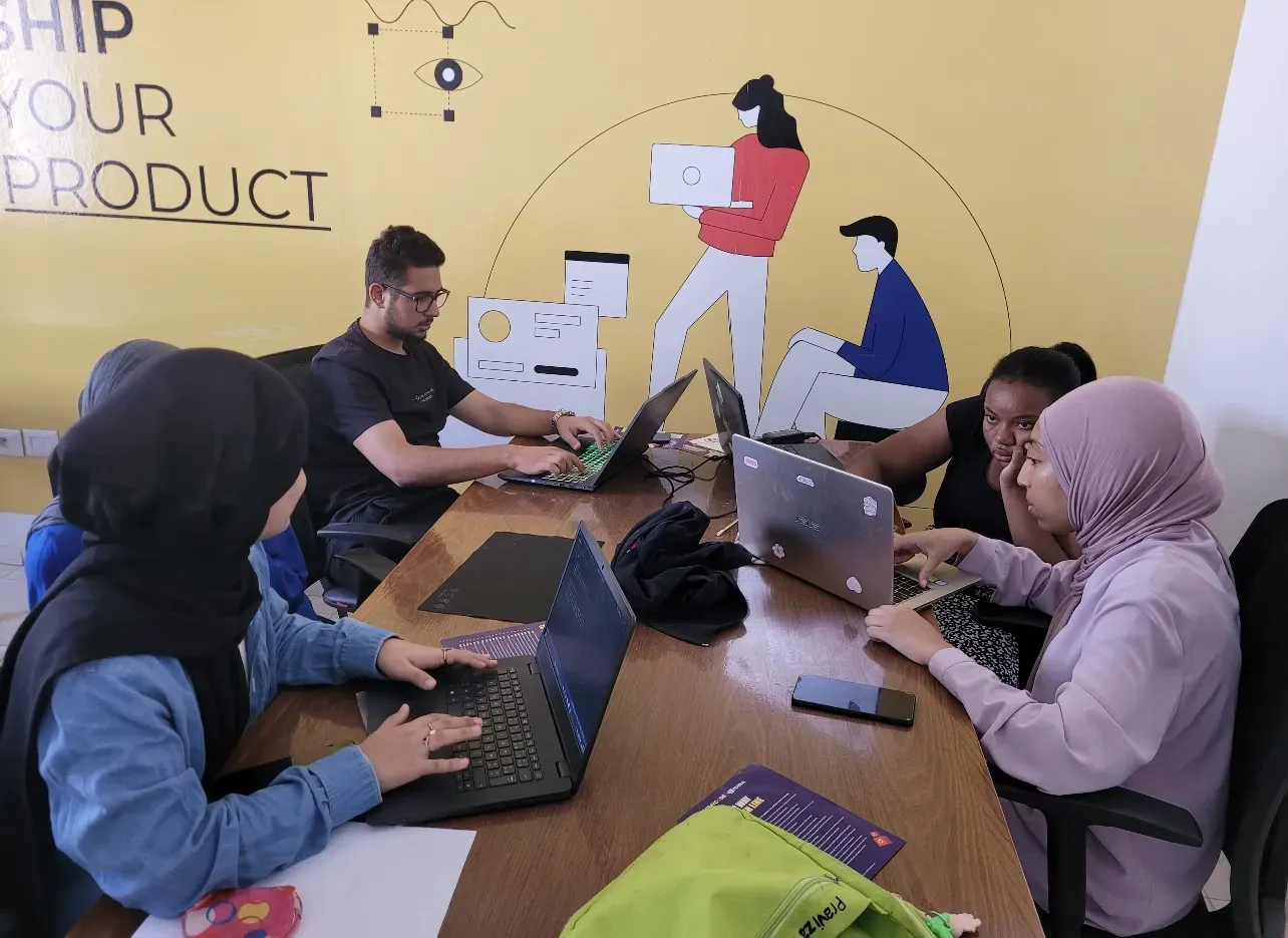 Participants building together around a table at Tataouine Hackerspace.